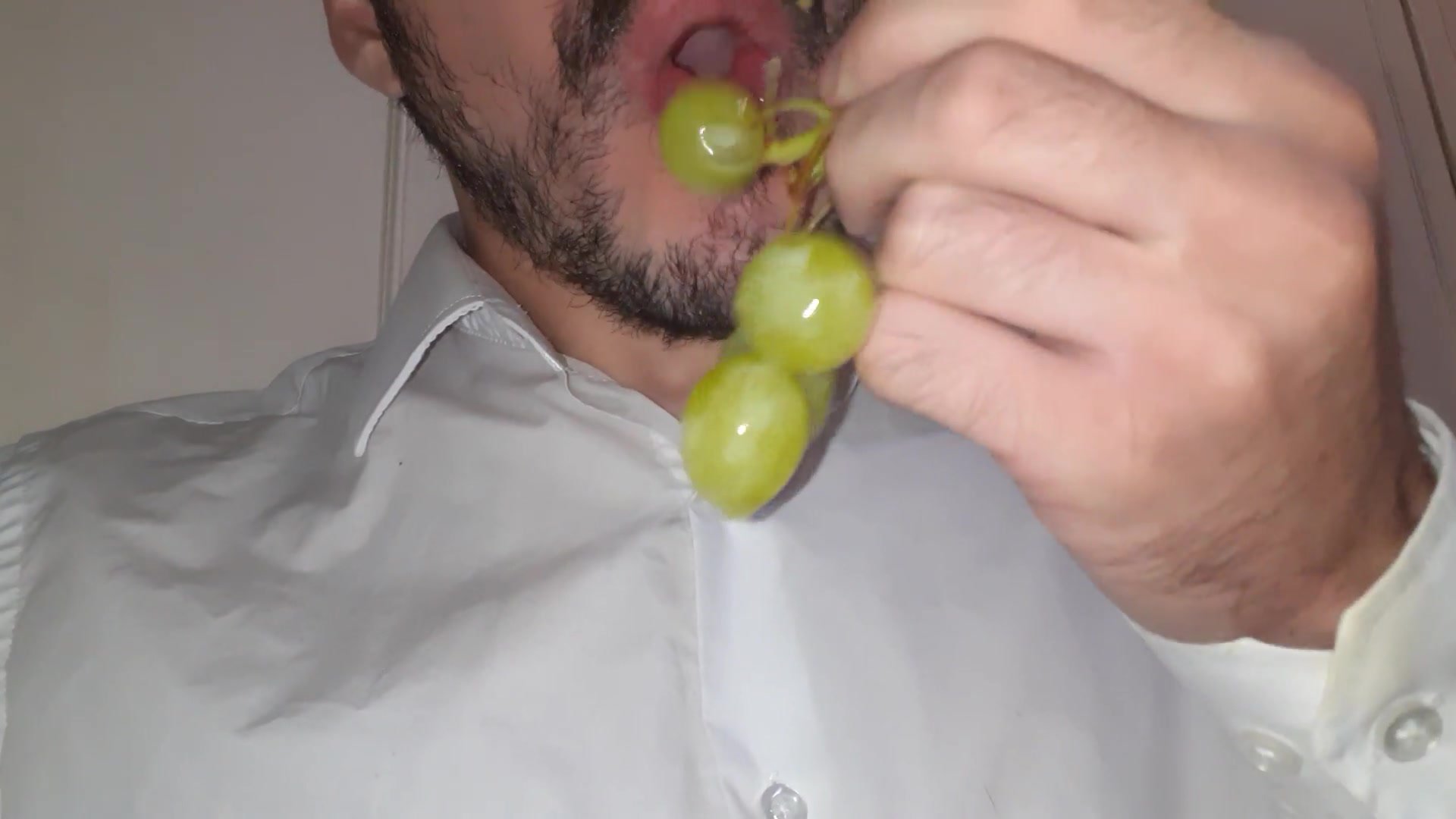 chewing grapes vore