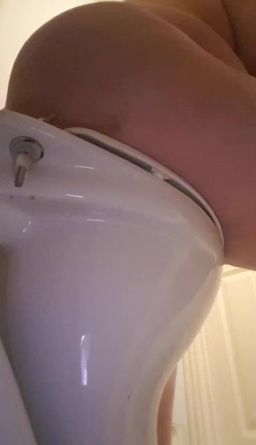 Loose morning shit on my mates toilet