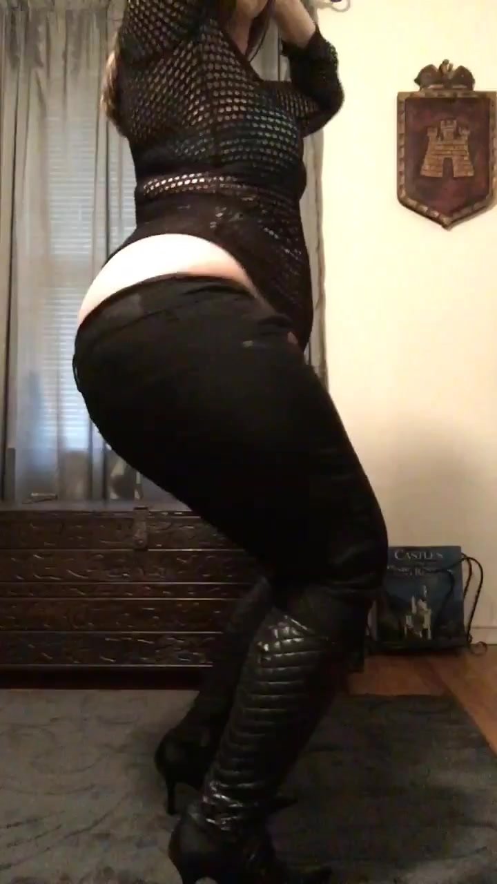Thicc BBW Swaying Asscrack
