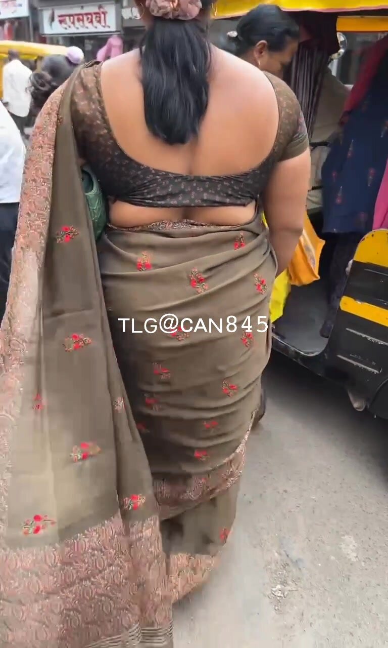 Sexy backless bhabhi