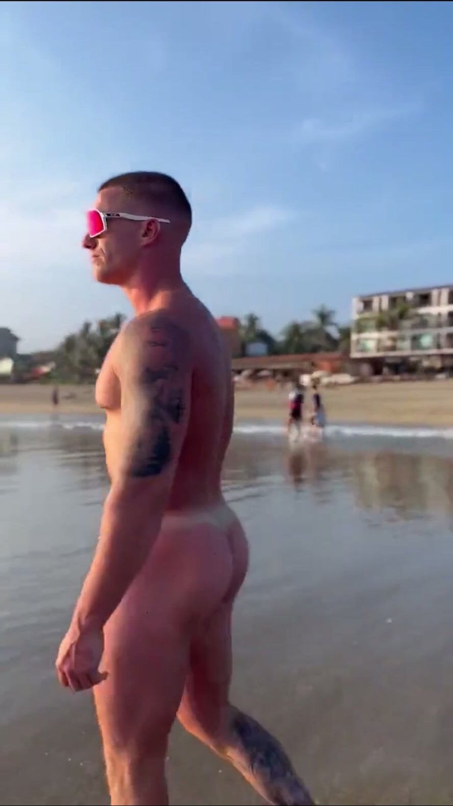 Waterford lad walks beach naked in lanzorite
