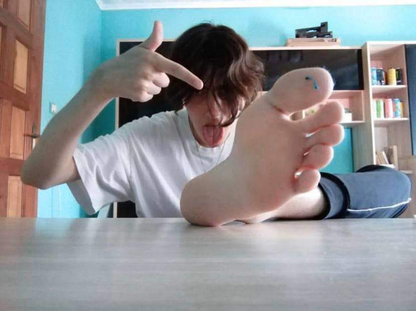 Twink Boys Feet and Cocks Popper Trainer