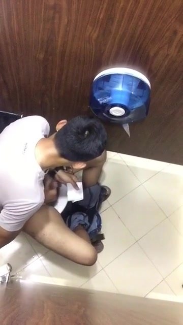 Spy- Colombian guy caught jerking off in public toilets