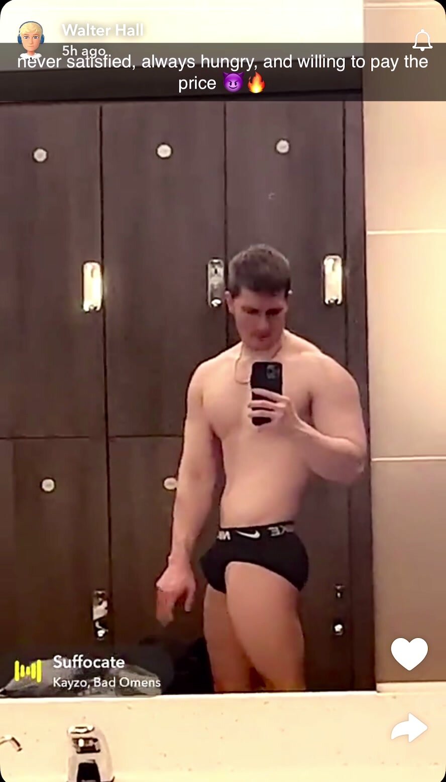 Bodybuilder shows off his body and bulge on Snapchat