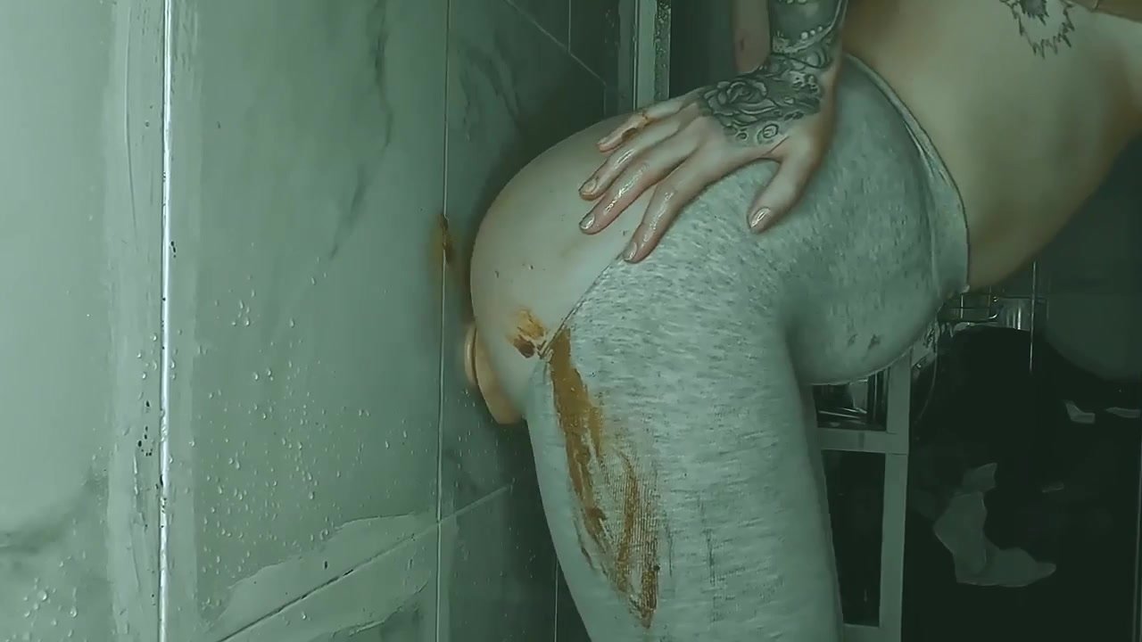 Pooping while fucking a dillo