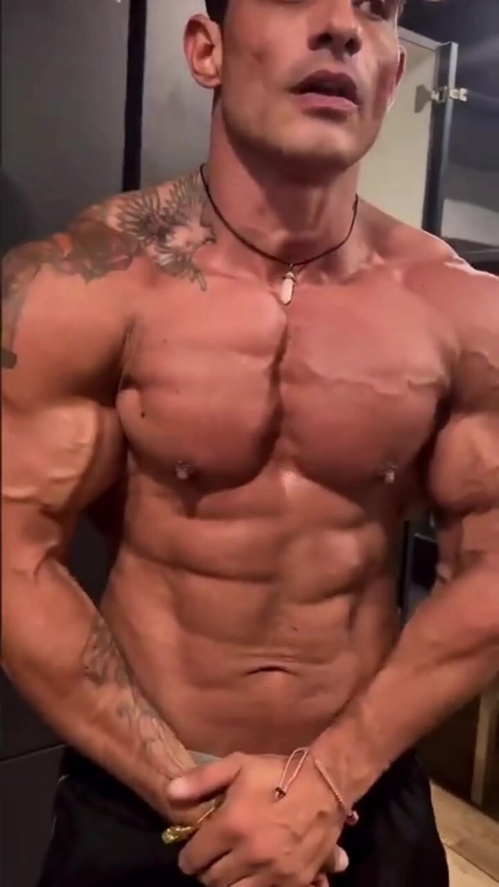 Muscle sex: Hot muscle slut enjoys sucking big… ThisVid.com