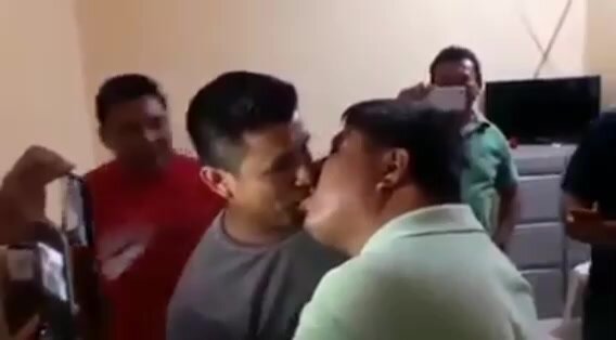 Beso de taxistas de Oaxaca  Edit