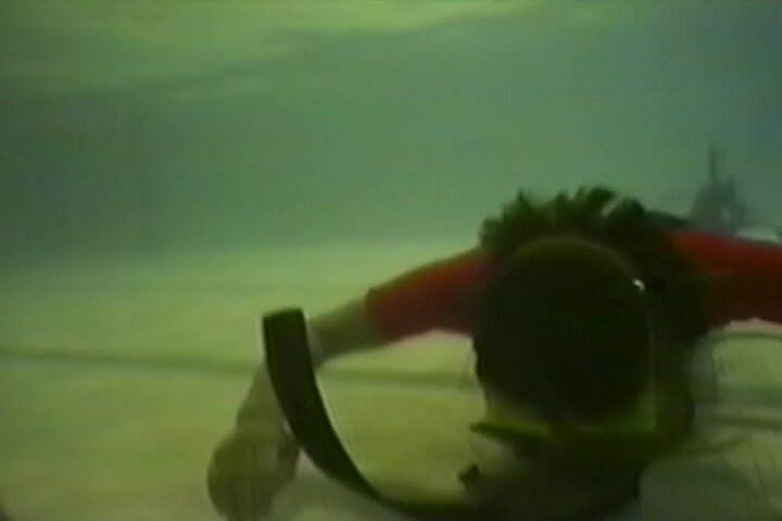 Female breathholding in swiming pool bottom_2.