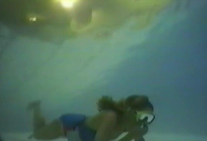 Female breathholding in swiming pool bottom_3