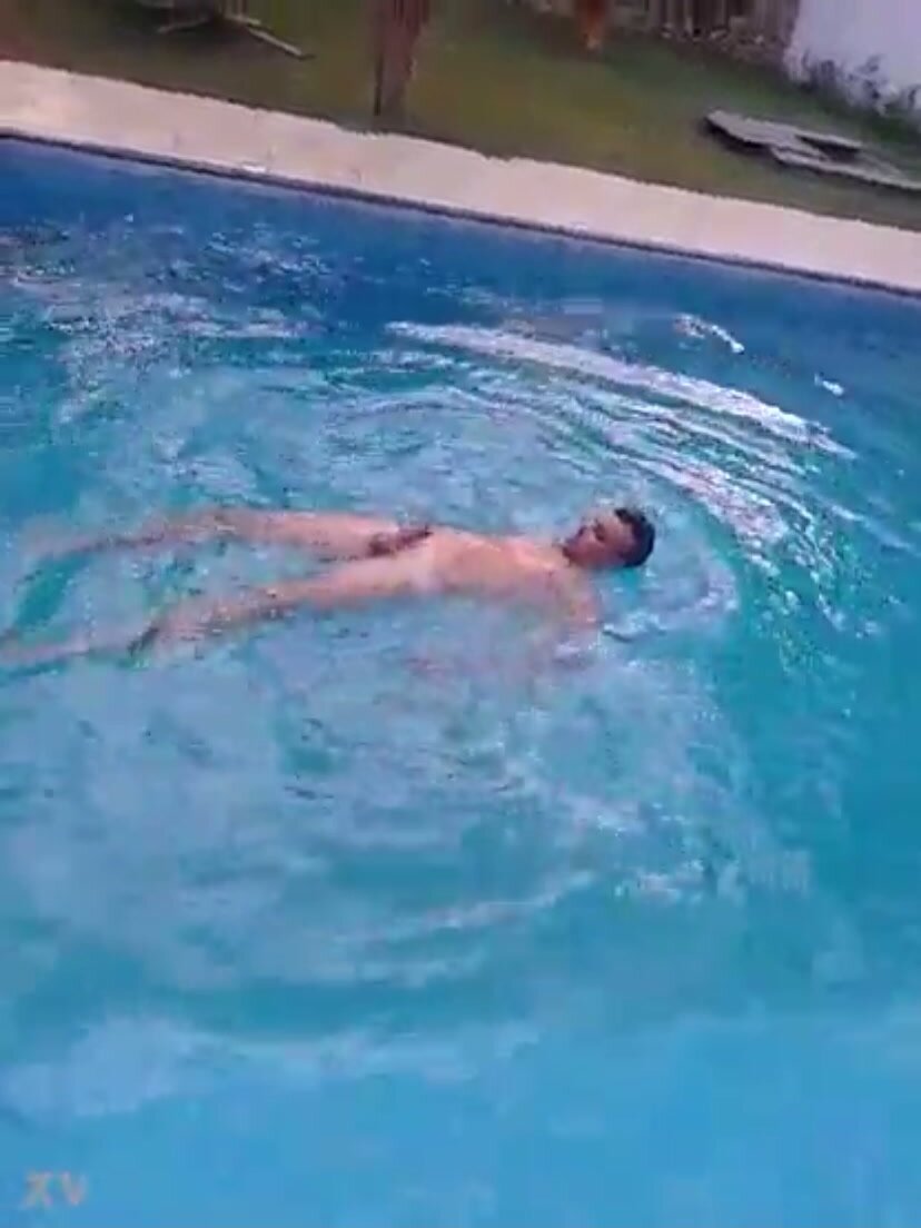 Naked str8 guy on the pool