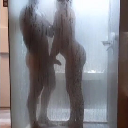 parejita en la ducha