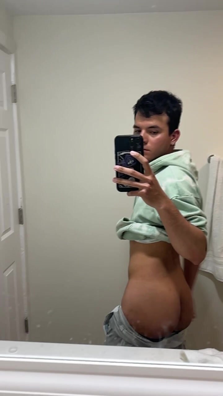 Twink shows his beautiful ass