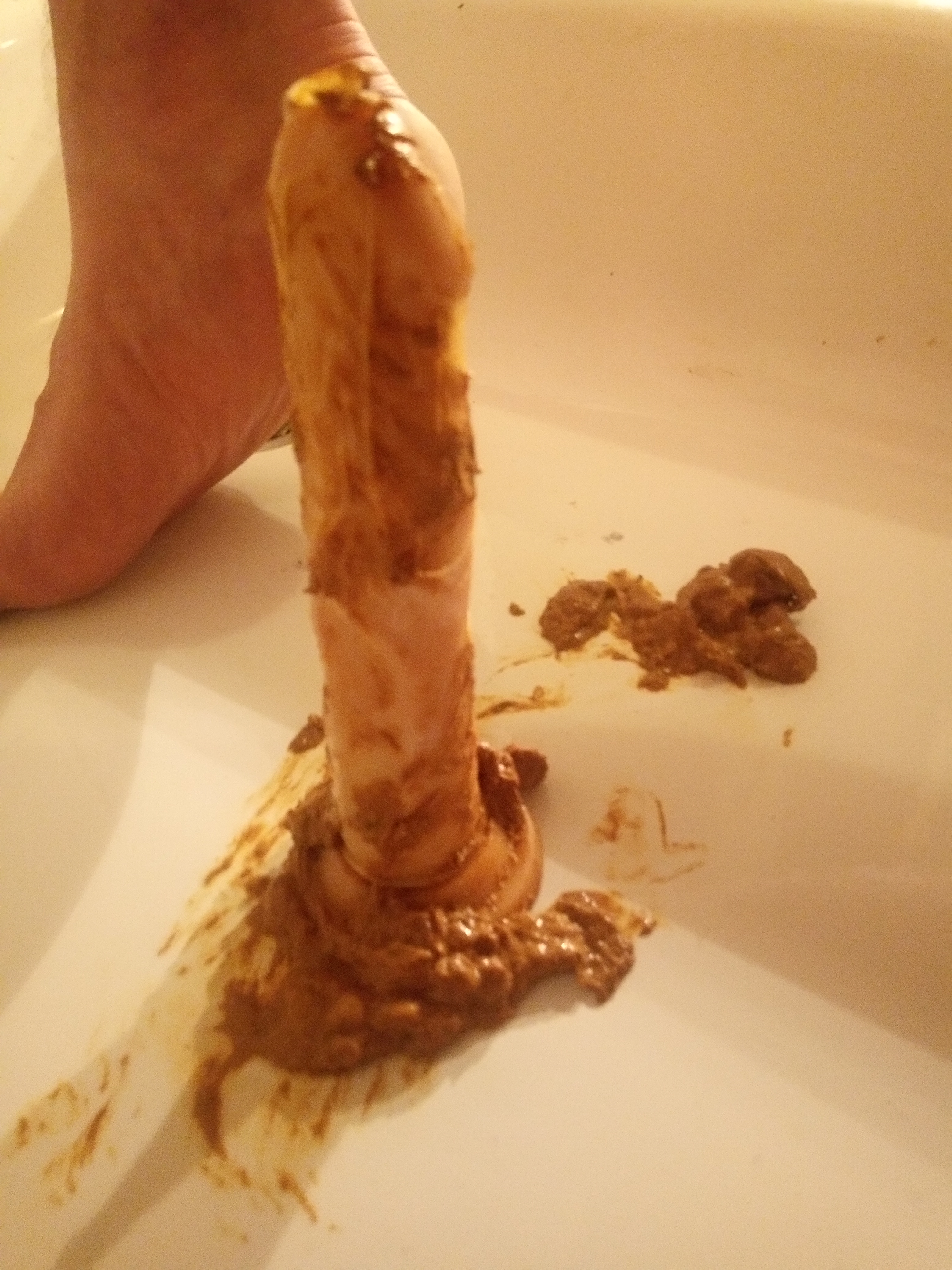 Shitting while playing a dildo in my ass