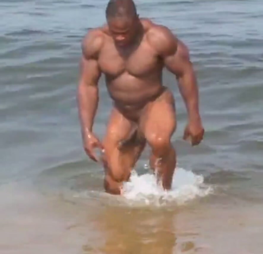 Hung Bodybuilder naked on nude beach