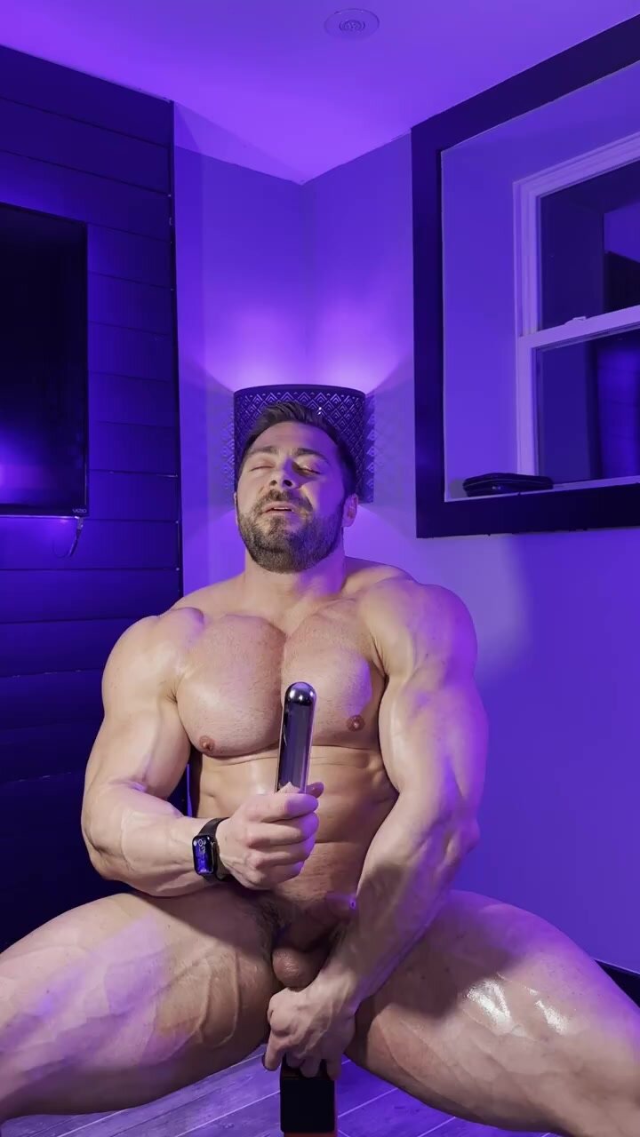 Muscular guy enjoying a big dildo