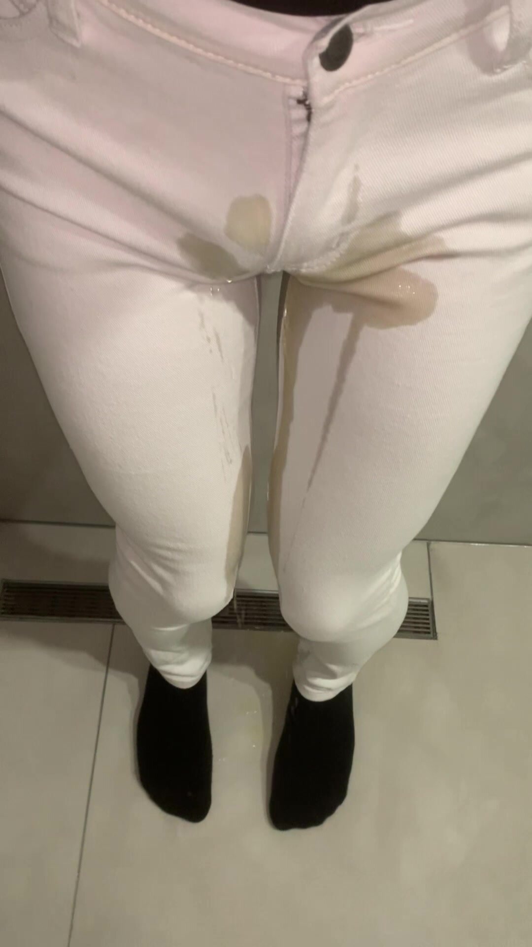 Asian bottom lose control in white super skinny jeans