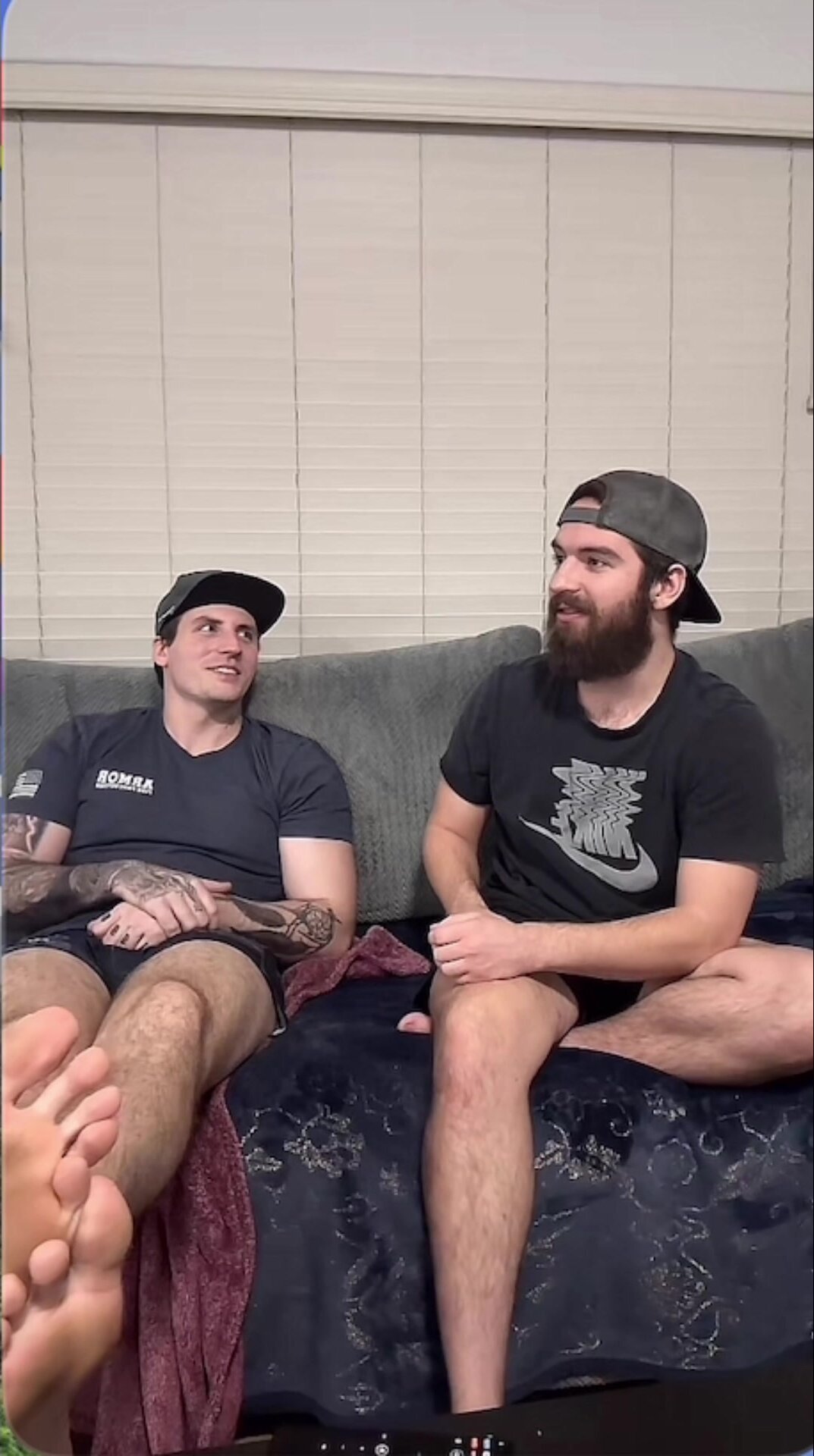 Bisexual Guys Show Feet on Live