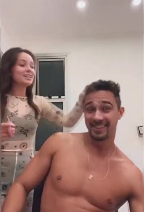 Larissa Manoela raspa o cabelo de André Luiz Frambach