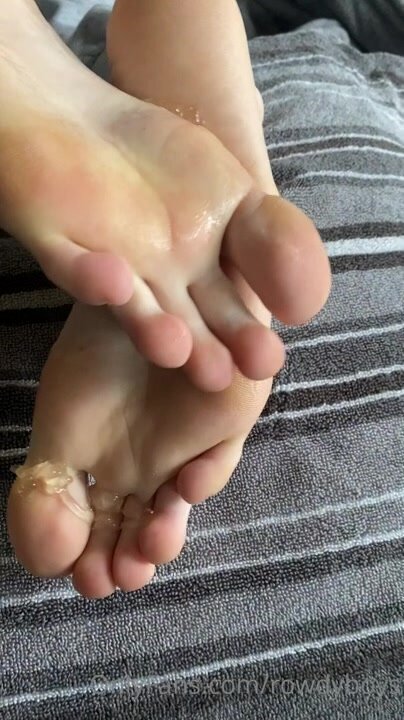 Lubbing up his friend's feet