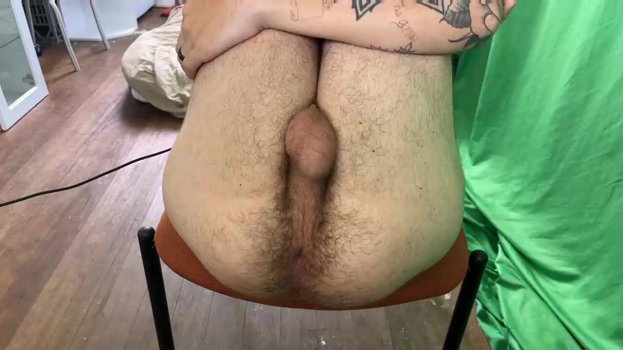 Aussie Shows Off Hairy Ass