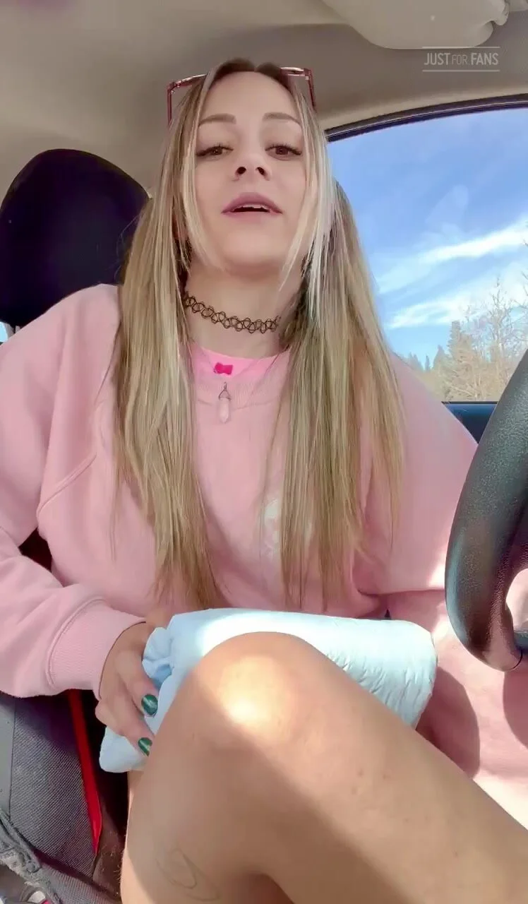 Woman Puts on Diaper in Car and Wets - ThisVid.com