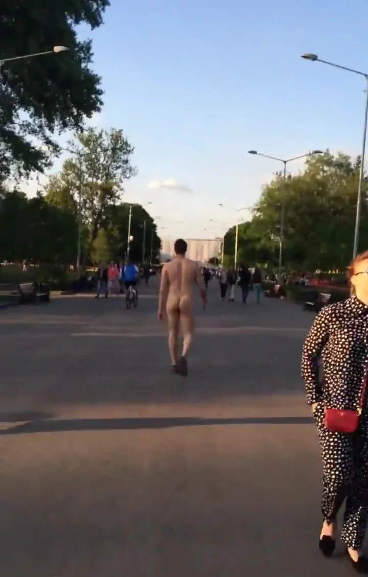 Dare - walking naked in a public park - ThisVid.com