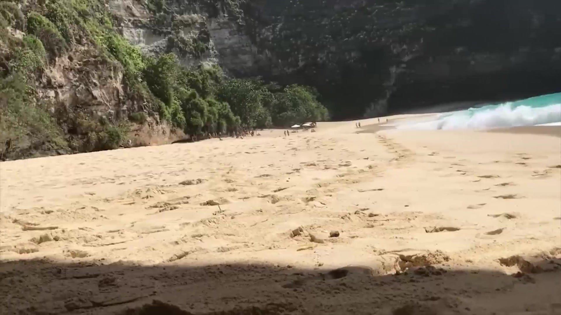 Sodomisée en plublique sur une plage pendant les vacanc