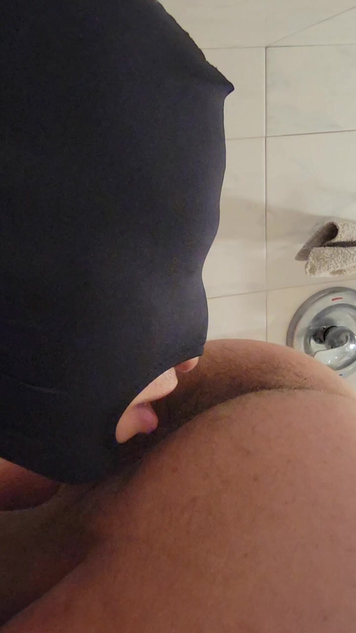 Poppered twink licks daddy bear's ass in shower
