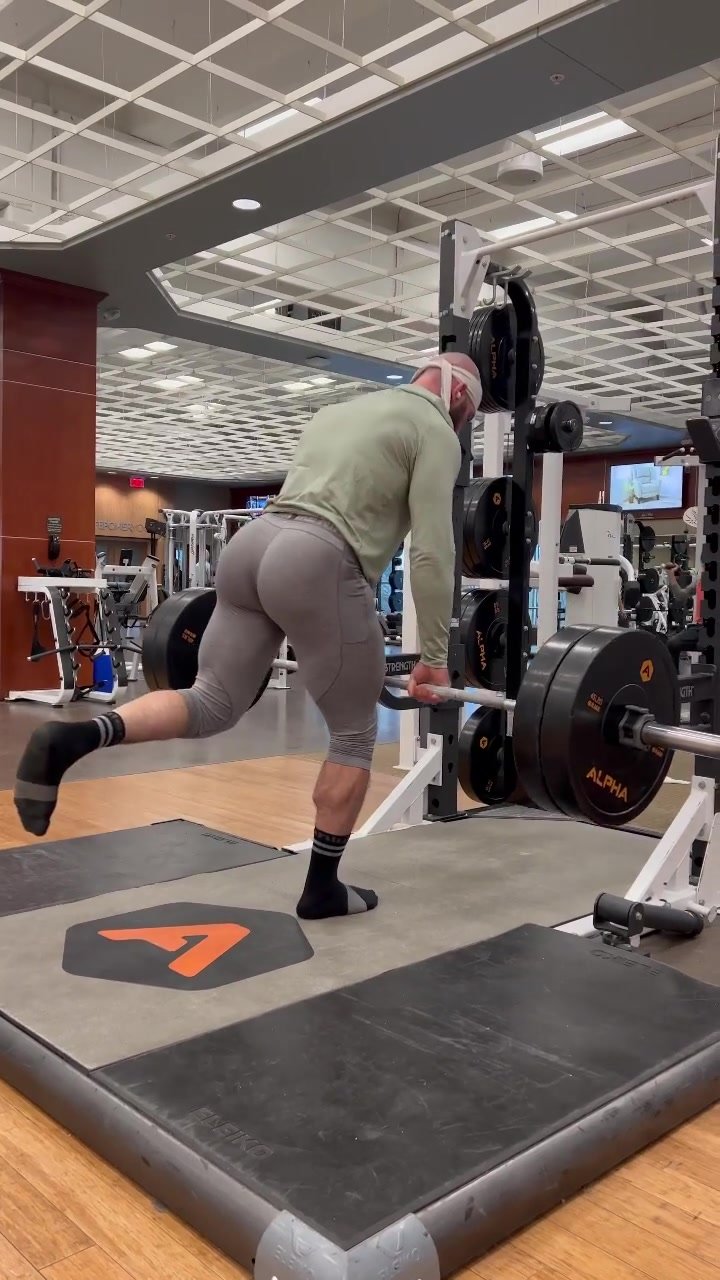 dude with phatass showing off at the gym