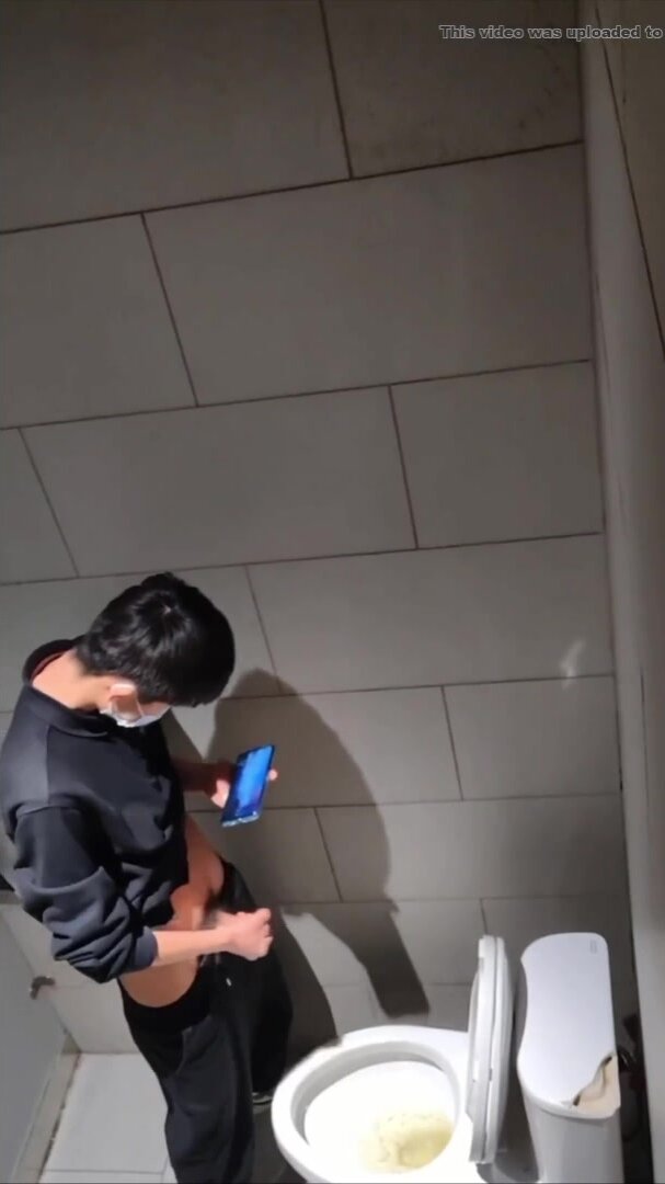 guy pissing and jerk off