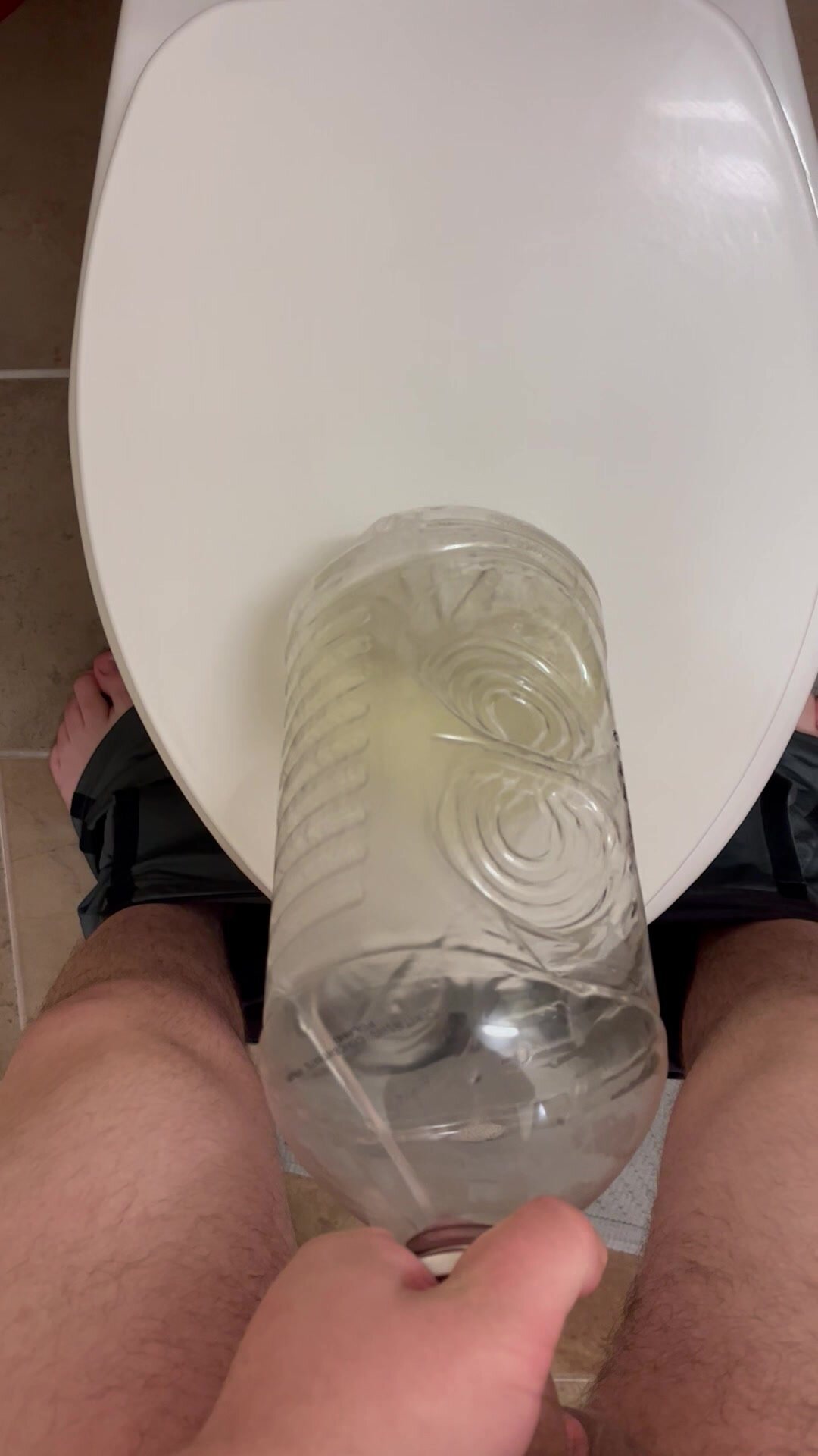 Strong Piss: Nearly 750 ml of piss in under 15 seconds