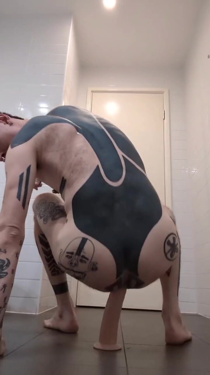Tattood bottom rides dildo
