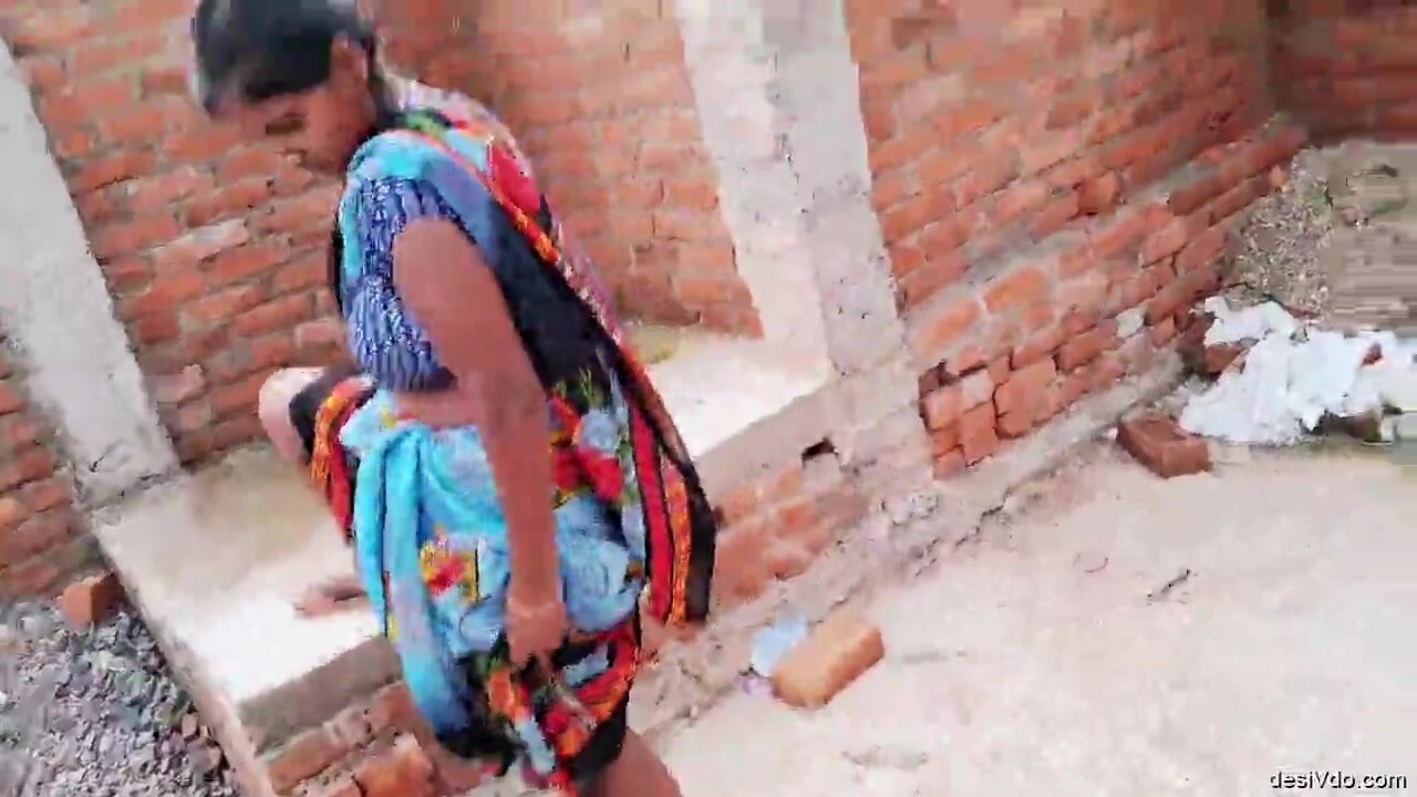 Desi village aunty pissing for lober