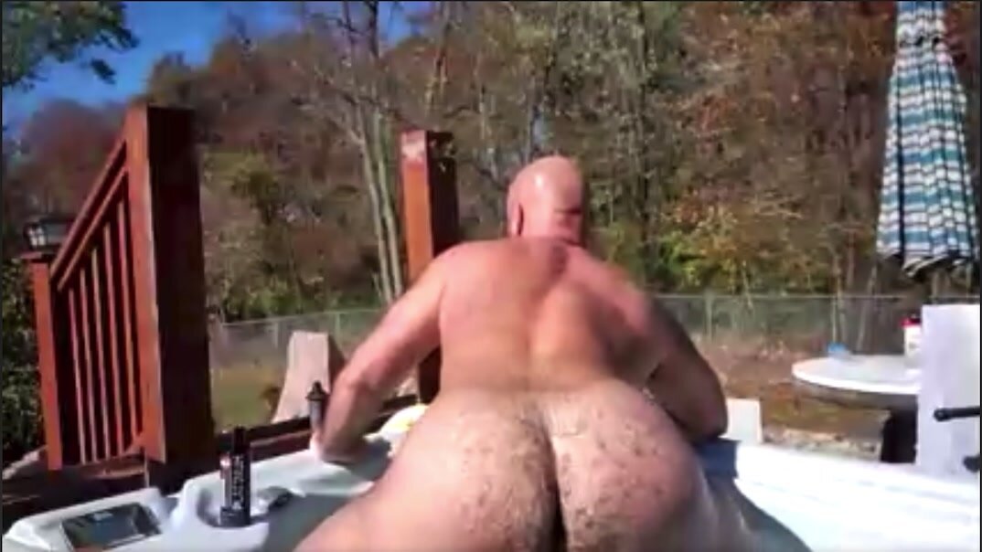 daddy twerking in hot tub