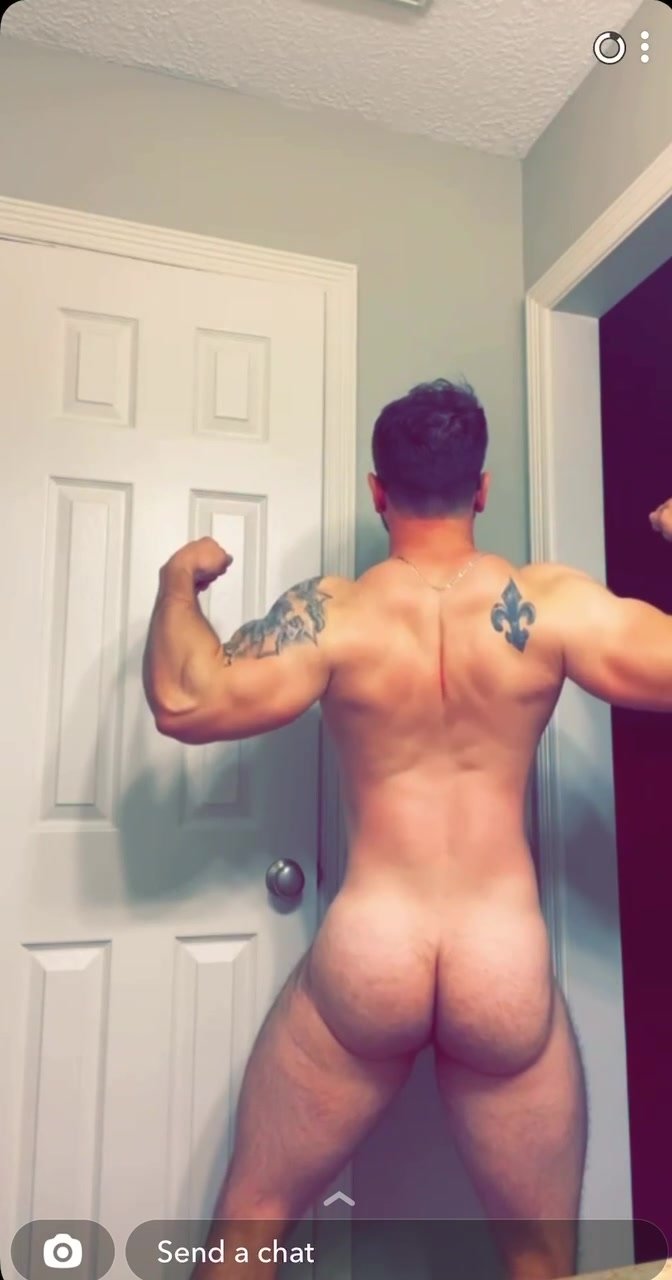 Str8 muscle jock shows off perfect ass