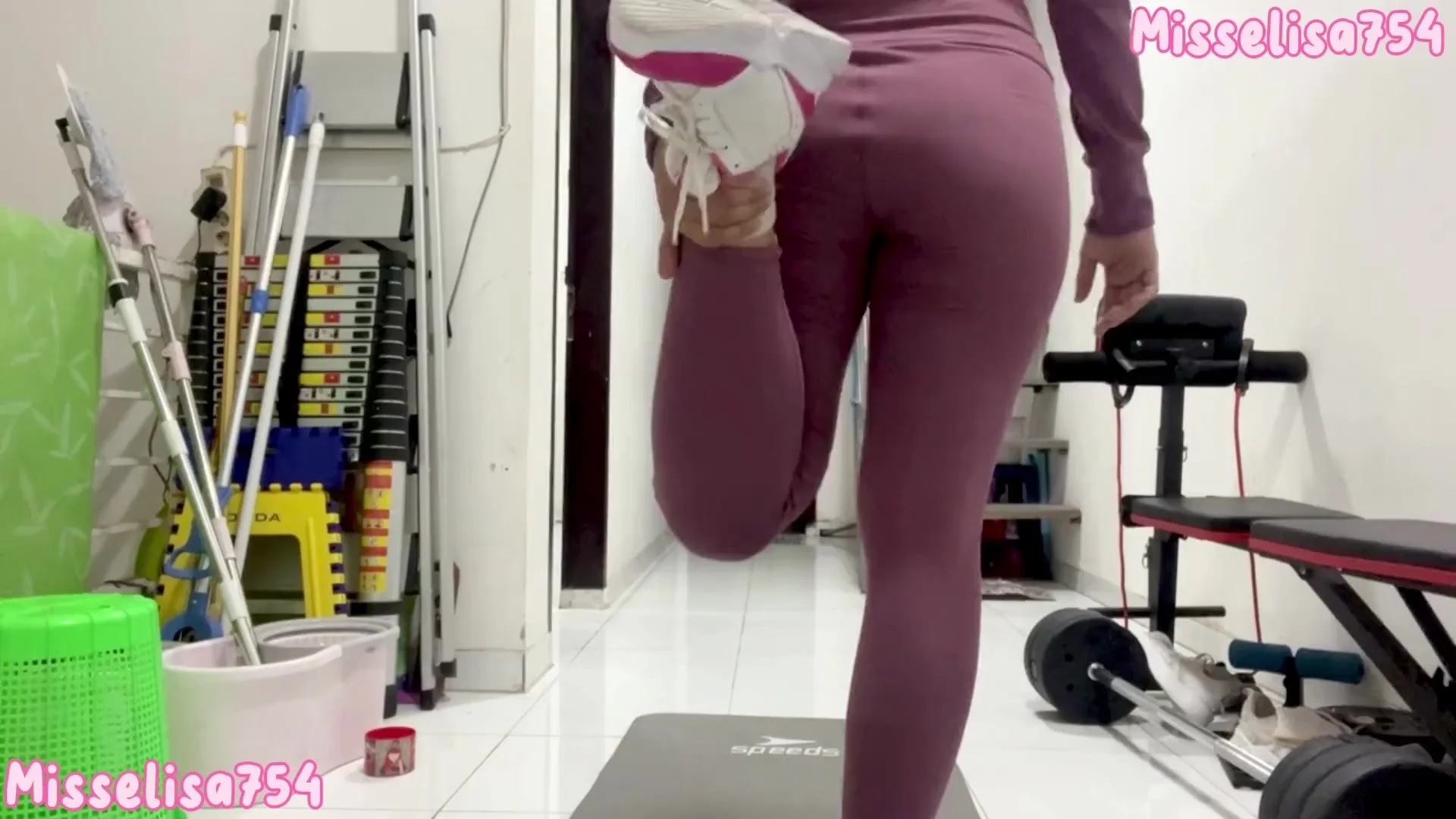 Wetting & Squirting: Woman pees pink leggings - ThisVid.com