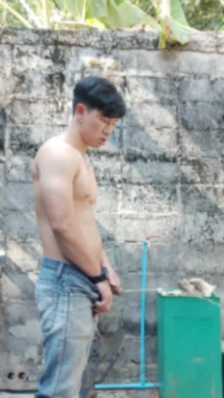 Hot Chinese guy pissing