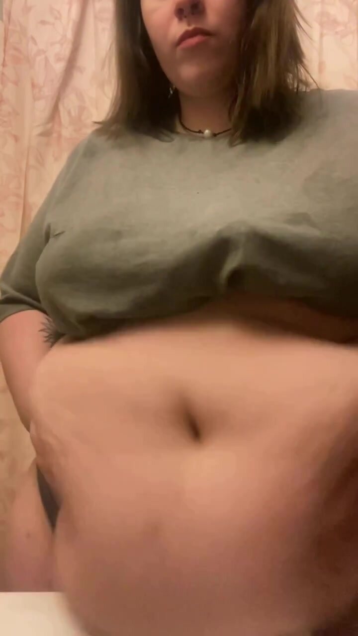 Belly and back rolls jiggling 5