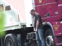trucker pissing - video 21