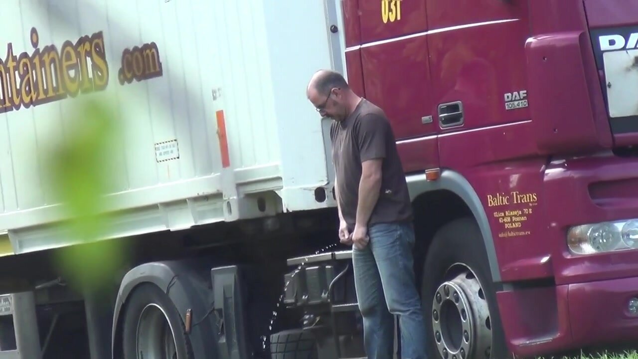 trucker pissing - video 21