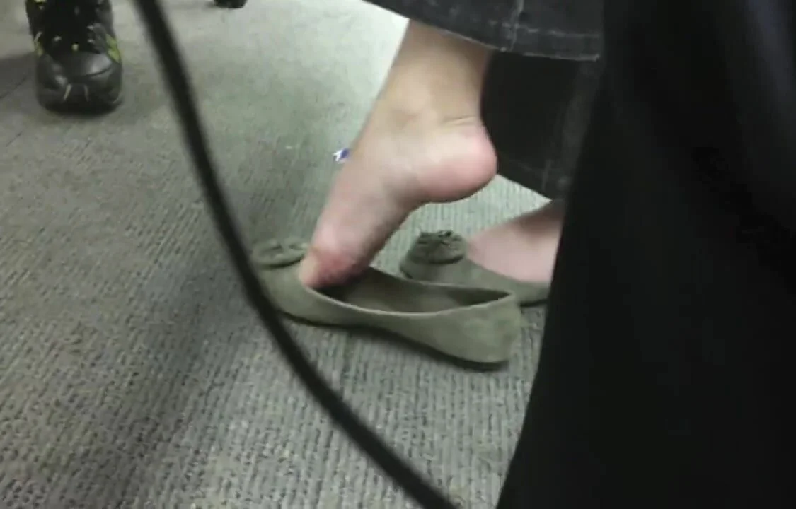 Candid Library Shoeplay - ThisVid.com