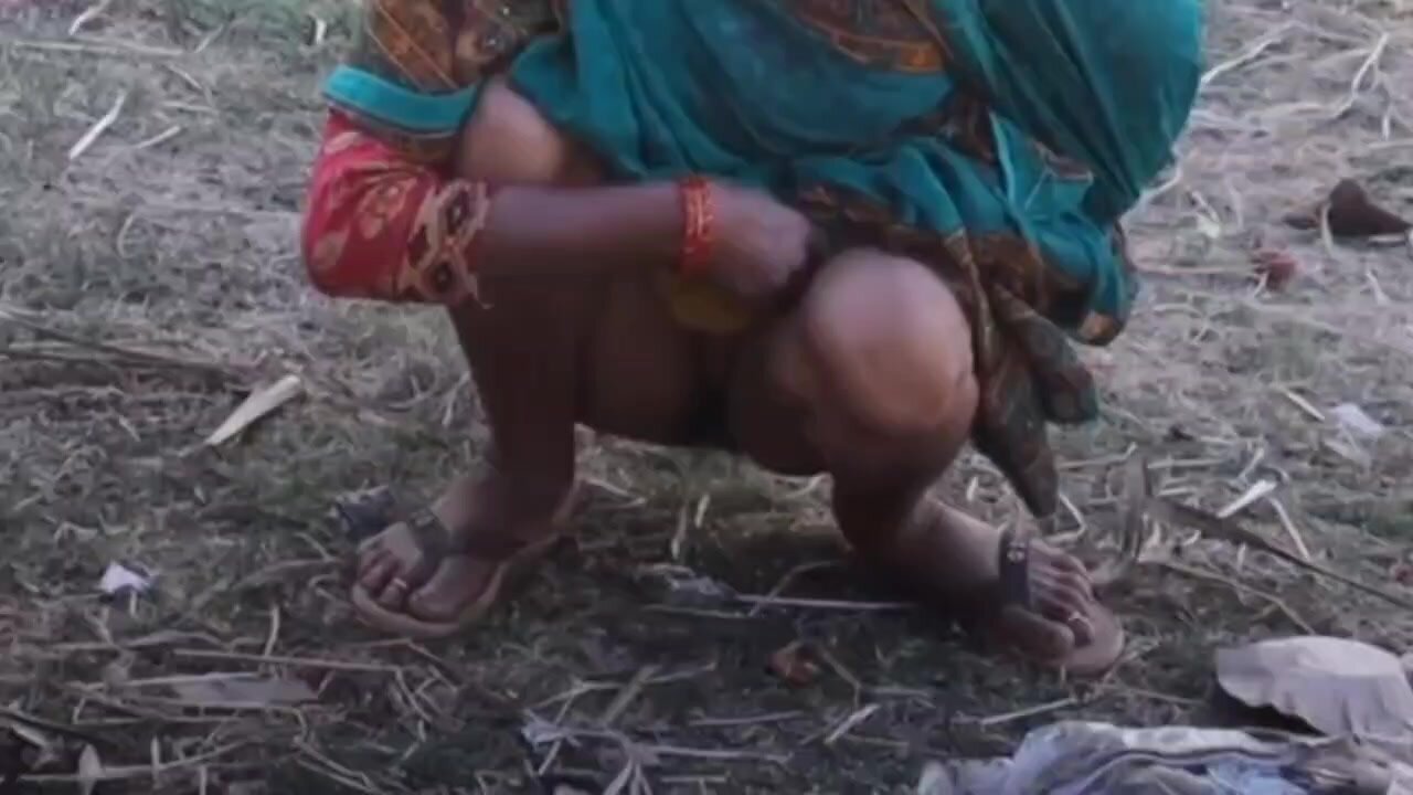 Amazing pissing by indian desi village bhabhi