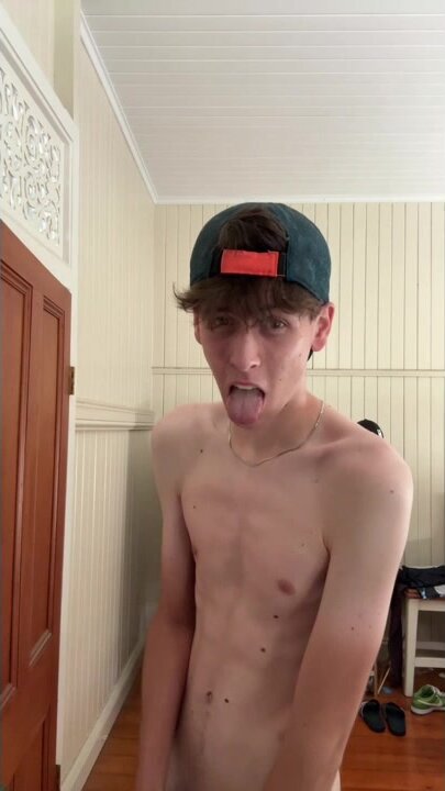 Tom pose and cums
