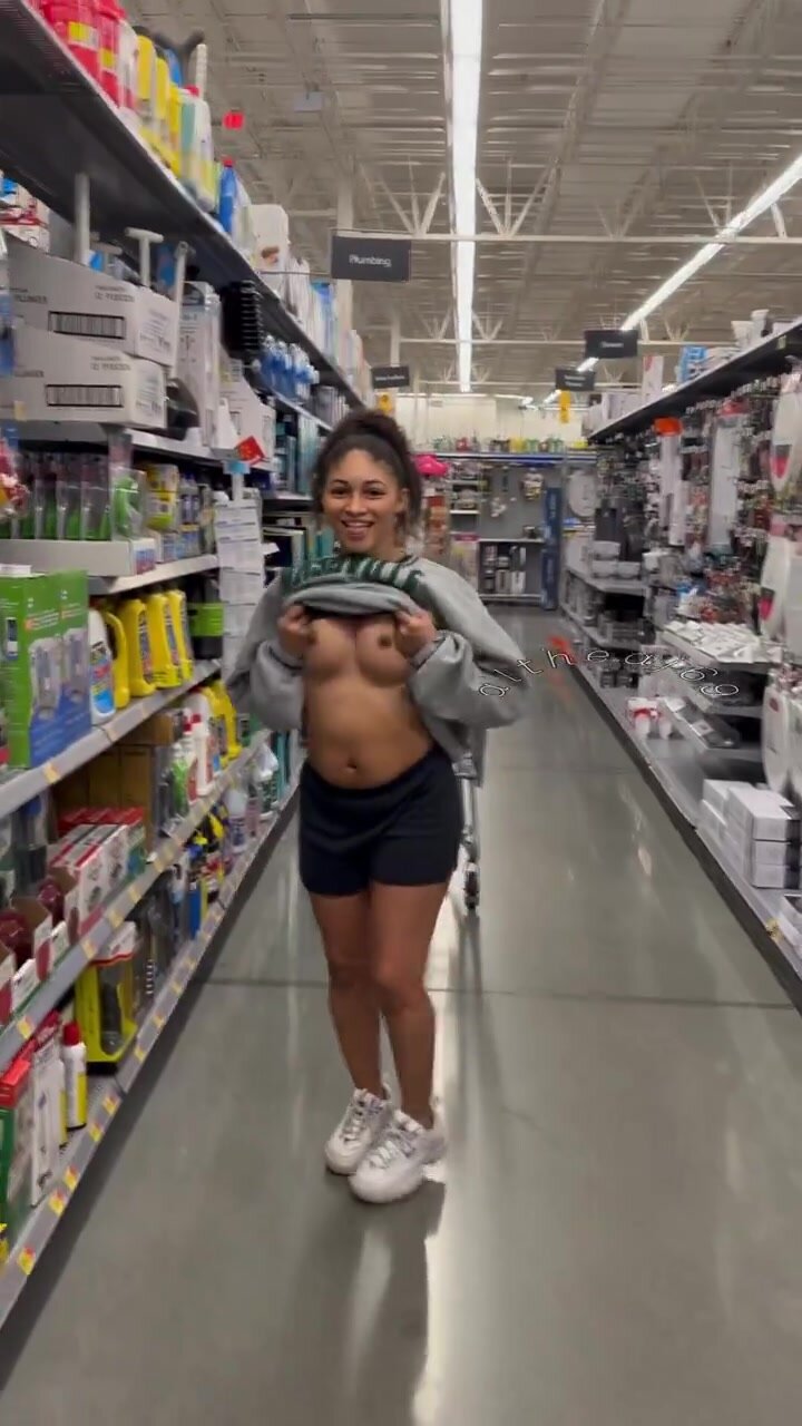Tennessee teen flashes her teen tits in Walmart (1of3)