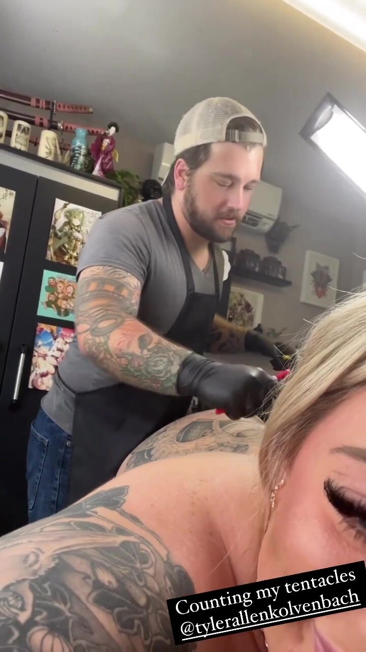 IG slut gets naked in tattoo parlor