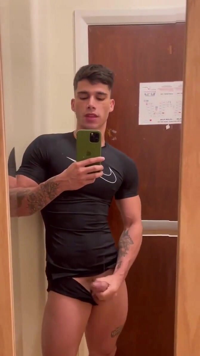 Argentine bro shooting cum on the mirror