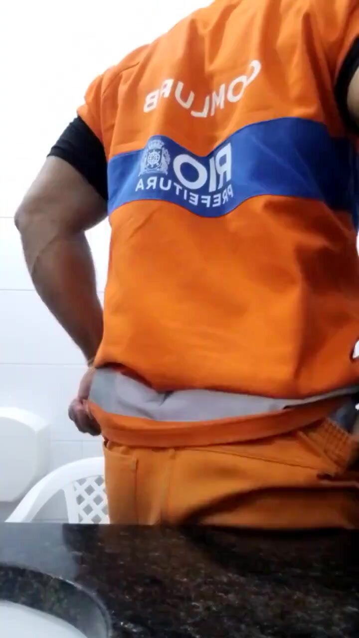 Garbage Collector Flashing His Hot Ass