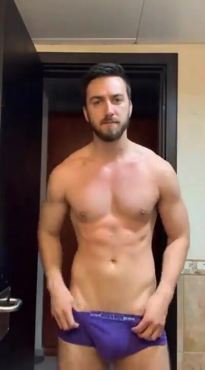Bearded uncut guy cums on his chest and tummy