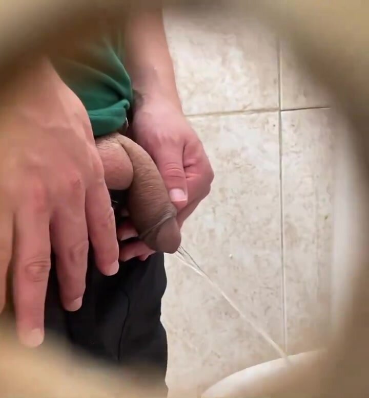 Huge dick piss - video 5