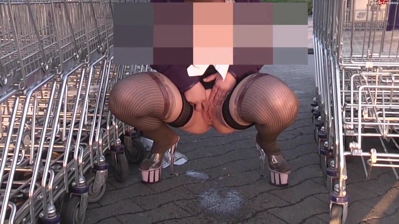 girl pissing shopping carts